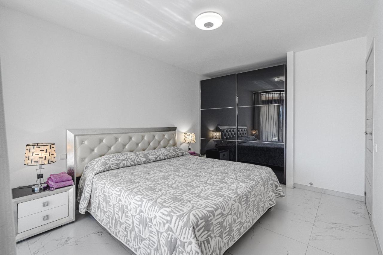 Oceanfront Oasis: 3-bedroom Americas Retreat Apartment