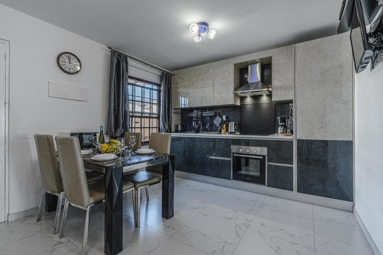 Oceanfront Oasis: 3-bedroom Americas Retreat Apartment Playa de las Americas (Tenerife)