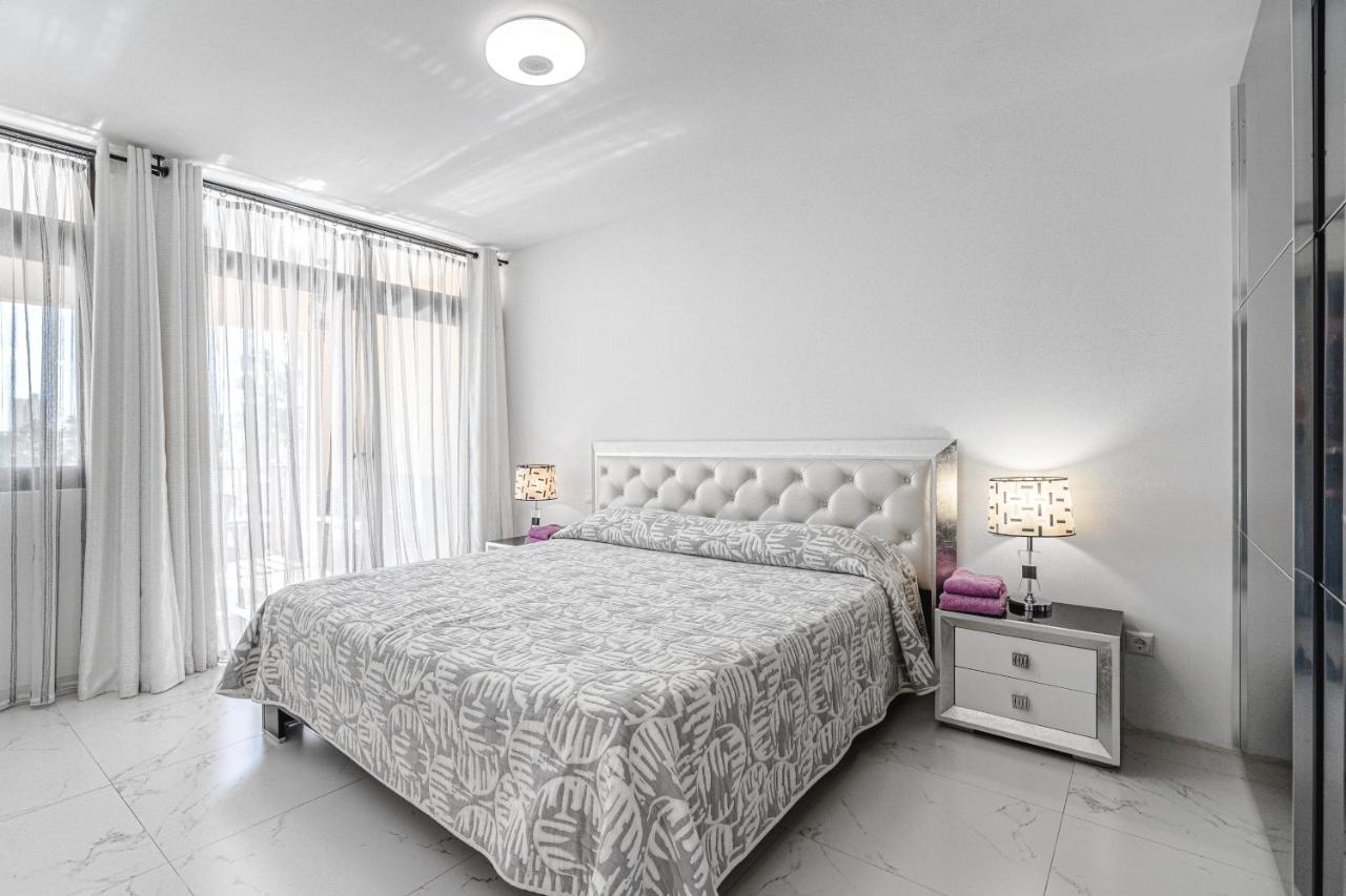 Oceanfront Oasis: 3-bedroom Americas Retreat Apartment Playa de las Americas (Tenerife)