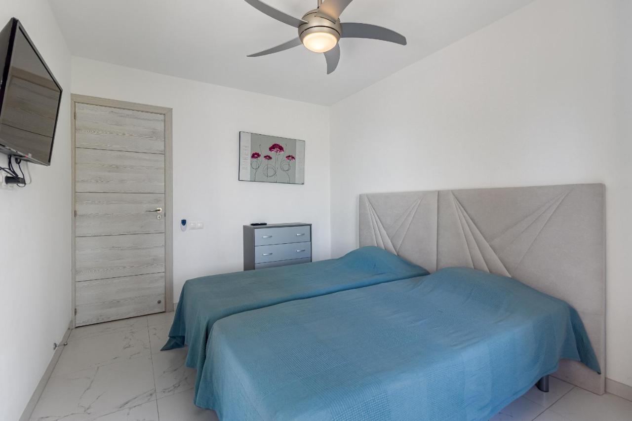 Oceanfront Oasis: 3-bedroom Americas Retreat Apartment *